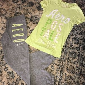 (JUNIORS) AEROPOSTALE SWEAT PANTS AND T- SHIRT